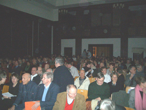 Publikum der Abendveranstaltung.
Vorne (v.l.n.r.) K. Springborn, "Bömmes", 
Prof. Reulecke, Hai Frankl